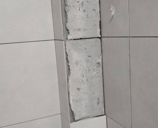 抚远瓷砖空鼓维修公司分享下瓷砖施工前基层浇水润湿程度不足，可能导致以下问题