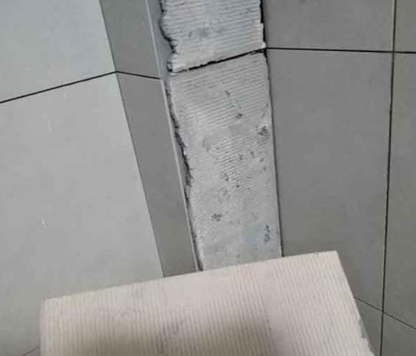 抚远瓷砖空鼓维修公司分享下厨房瓷砖脱落的补救措施。